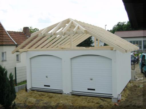 Neue Dachkonstruktion aus Holz auf einer Doppelgarage
