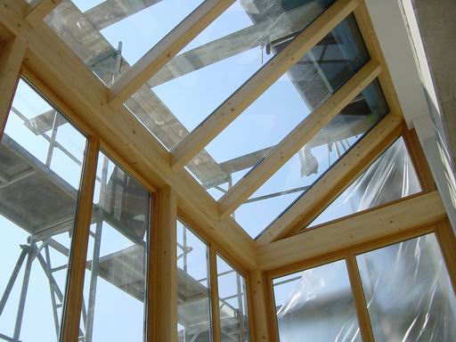 Holzkonstruktion einer lichtdurchlässigen Pergola mit Glasbedachung
